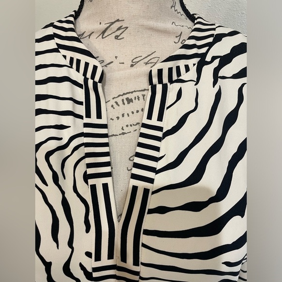 J. McLaughlin Zebra Print 3/4 Sleeve Stretch Tunic top w/ Side Slits … - Picture 4 of 7
